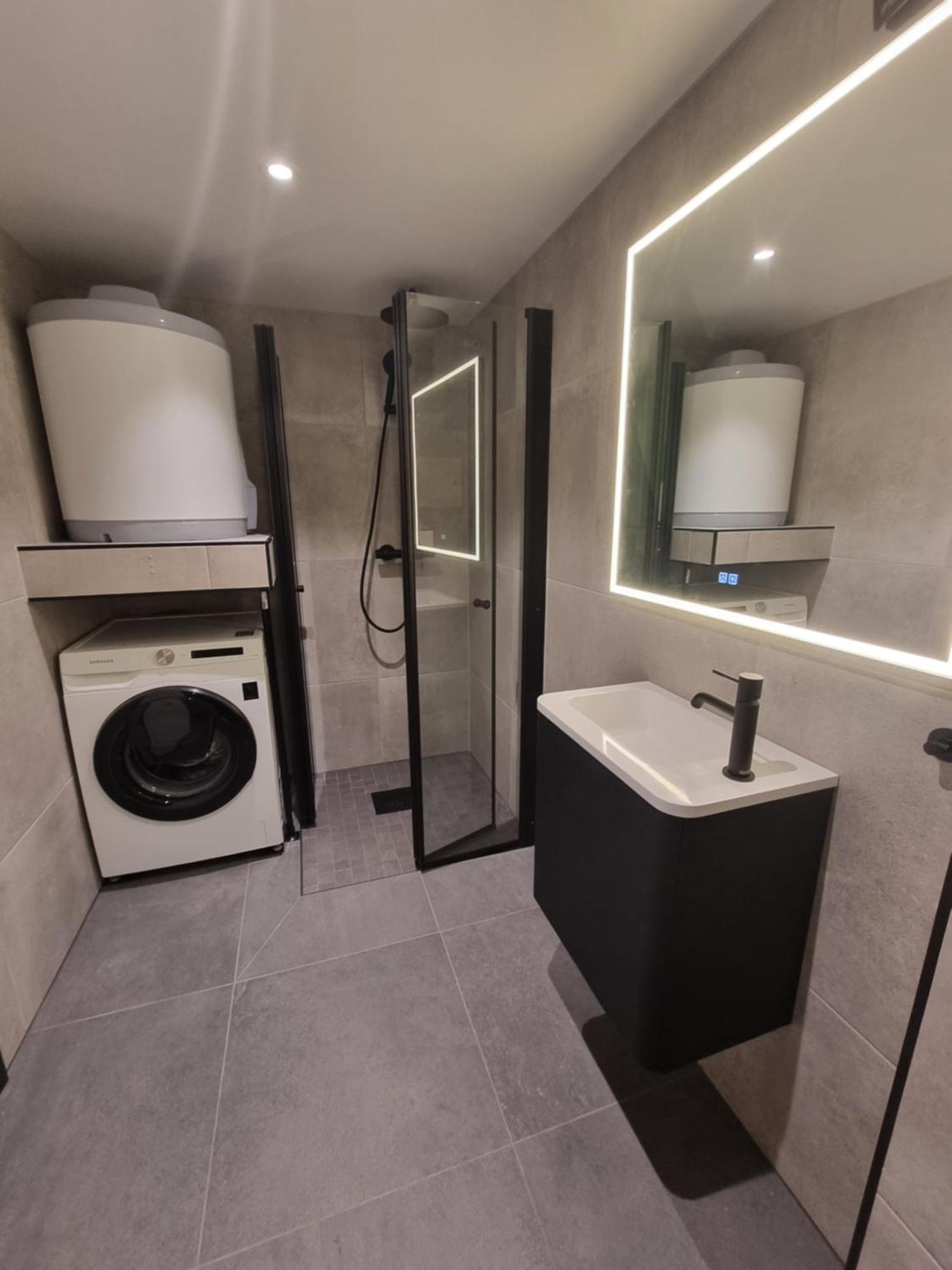 Near City, 7 Min From The Airport, Free Parking